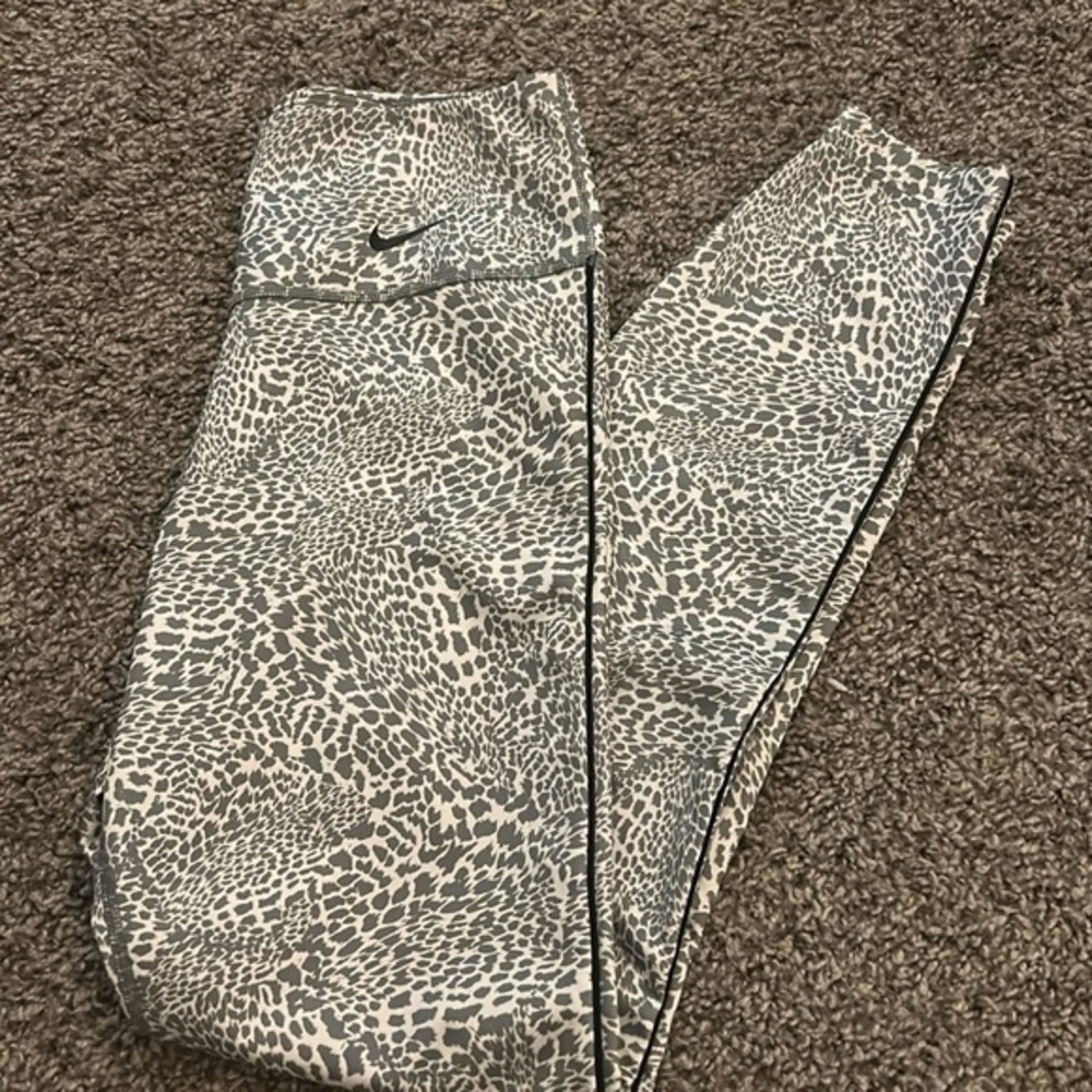 New Nike Leggings Gray and White Leopard- Small